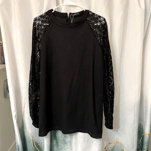 Cute top with lacy sleeves